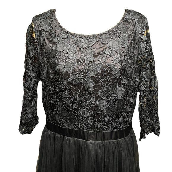 Elegant Lace Wedding Dress in Blue - Picture 2 of 9